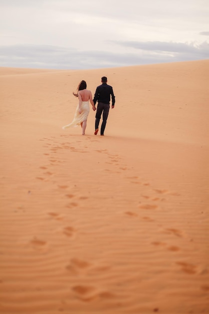 Pareja viaje duna de arena. Vista de arena y cielo