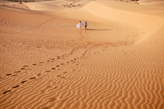 Pareja viaje duna de arena. Vista de arena