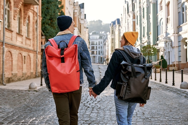 Pareja de viajeros bloggers enamorados están disfrutando de la vista de la ciudad vieja