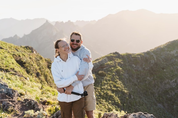 Una pareja de viajeros disfrutando de vacaciones en la naturaleza excursionistas observando hermosos paisajes costeros