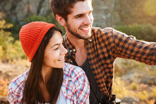 Pareja de viajeros en las montañas