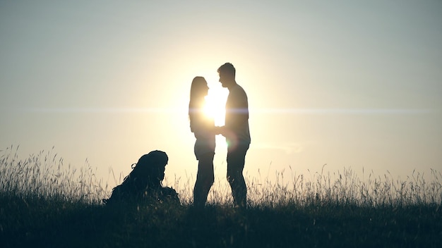 La pareja de viajeros de pie en el fondo del cielo azul