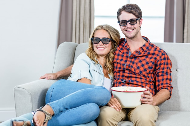 Pareja viendo una película en 3D en la sala de estar