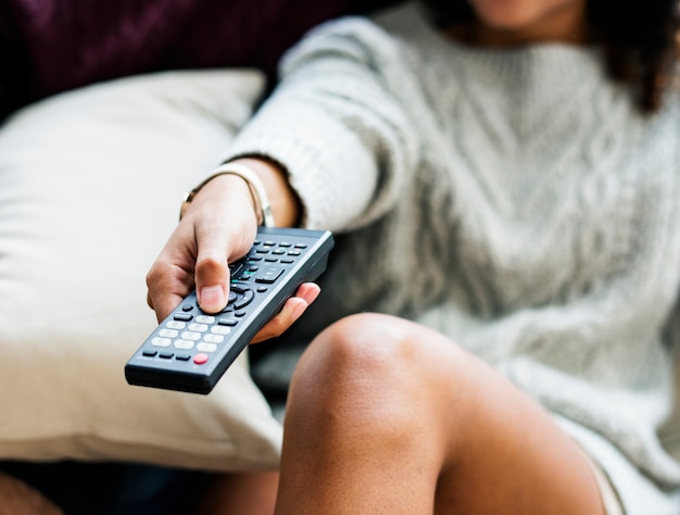 Pareja viendo un programa de televisión juntos