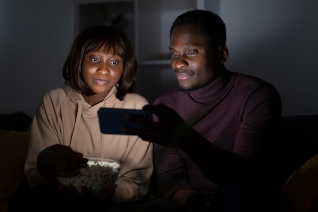 Foto pareja viendo servicio de streaming juntos en casa