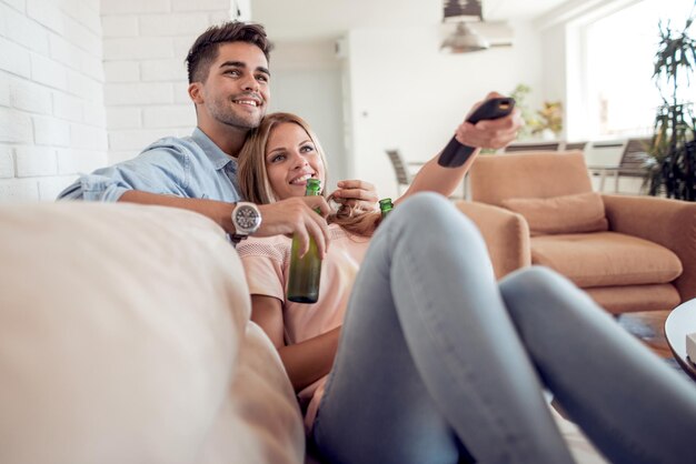 Pareja viendo la tele