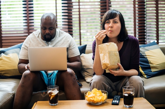 Pareja viendo la televisión en el sofá