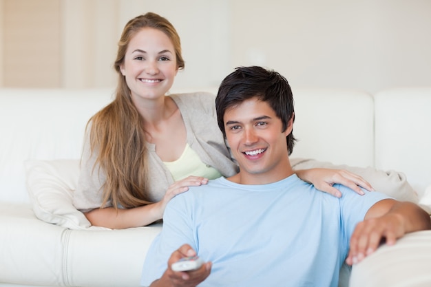 Pareja viendo la televisión