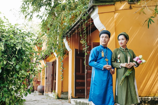 Pareja vietnamita en trajes tradicionales