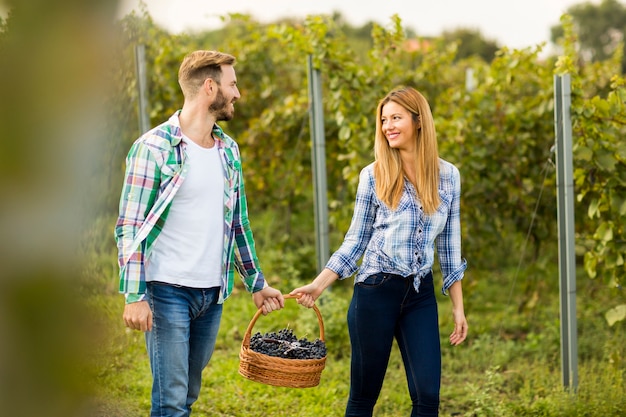 Pareja en el viñedo