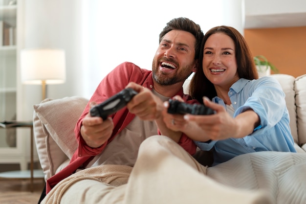 Foto pareja de vista frontal jugando videojuegos