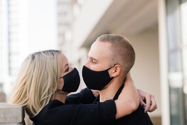 Pareja vistiendo máscaras protectoras de moda