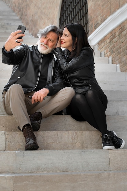 Foto pareja vistiendo ropa de cuero sintético