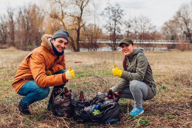 Foto pareja de voluntarios limpió la basura en el parque.