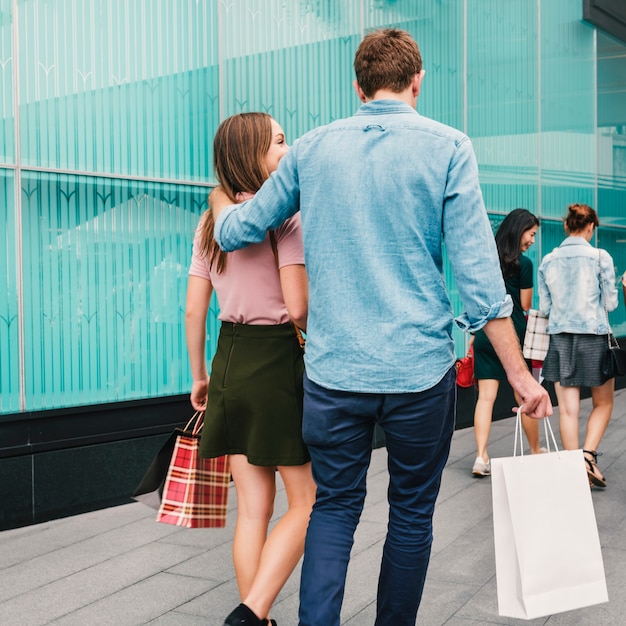 Una pareja yendo de compras juntas