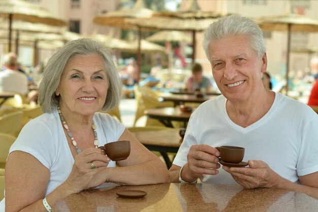 Las parejas ancianas bebiendo café en un café