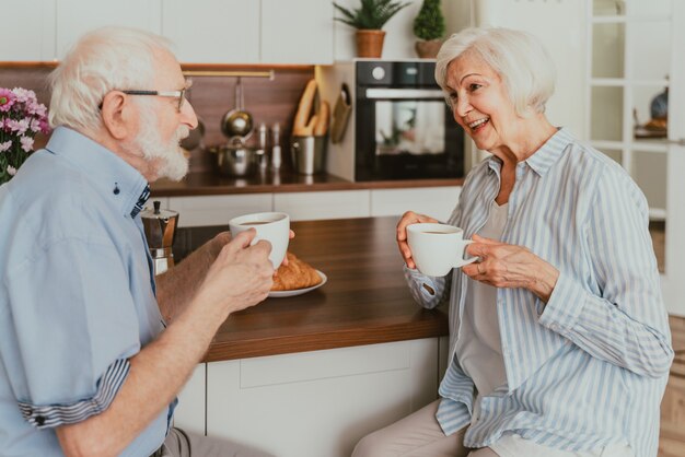 Las parejas ancianas desayunando en casa - La vida cotidiana de las personas mayores en el moning