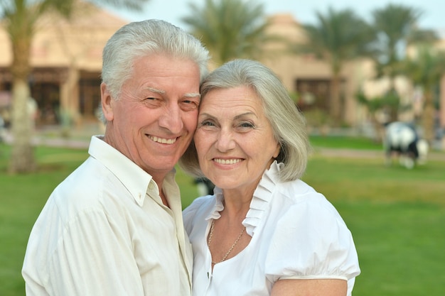 Las parejas ancianas se divierten cerca del hotel resort