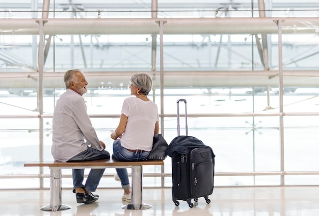 Las parejas ancianas esperando el embarque dentro del aeropuerto