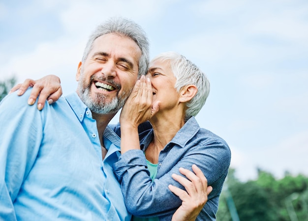 Las parejas ancianas felices ancianos amor juntos jubilación estilo de vida sonriente hombre mujer oreja madura chismes secreto susurrando susurro