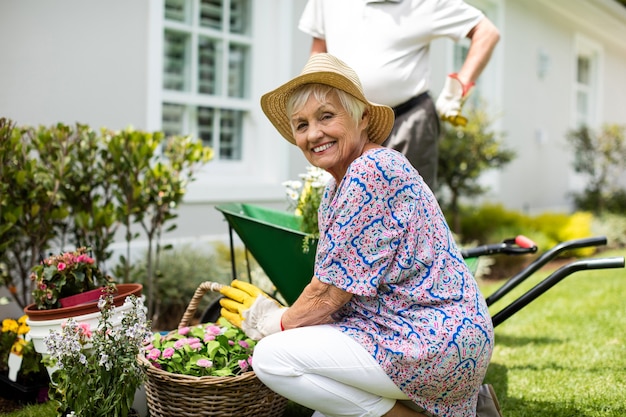 Las parejas ancianas jardinería juntos en el patio trasero