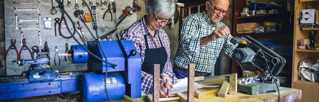 Las parejas ancianas que trabajan en un taller de carpintería