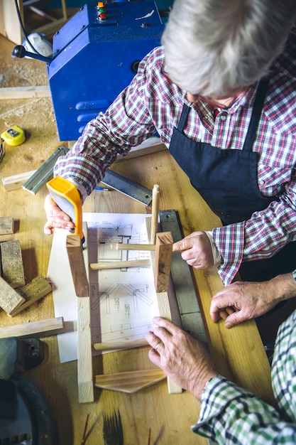 Las parejas ancianas que trabajan en un taller de carpintería