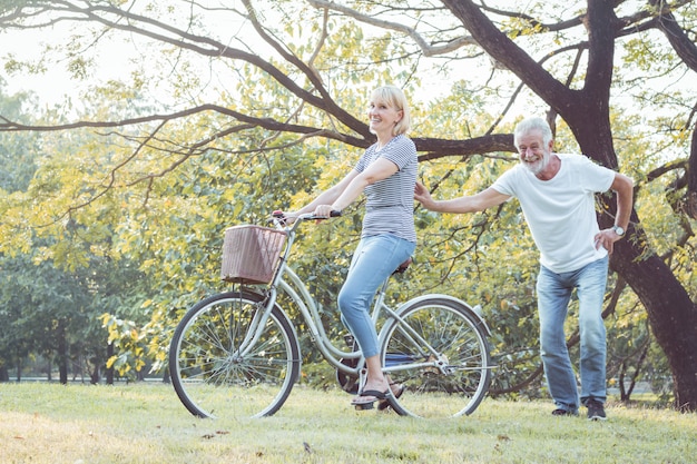 Las parejas de ancianos andan en bicicleta juntos.