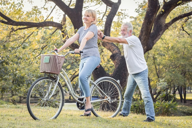 Las parejas de ancianos andan en bicicleta juntos.