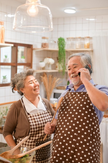 Las parejas de ancianos en la cocina para cocinar y comer felizmente en las cocinas modernas