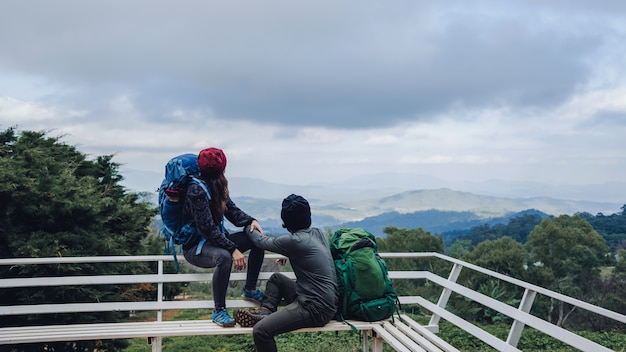 Las parejas asiáticas viajan por la naturaleza en las montañas en invierno.