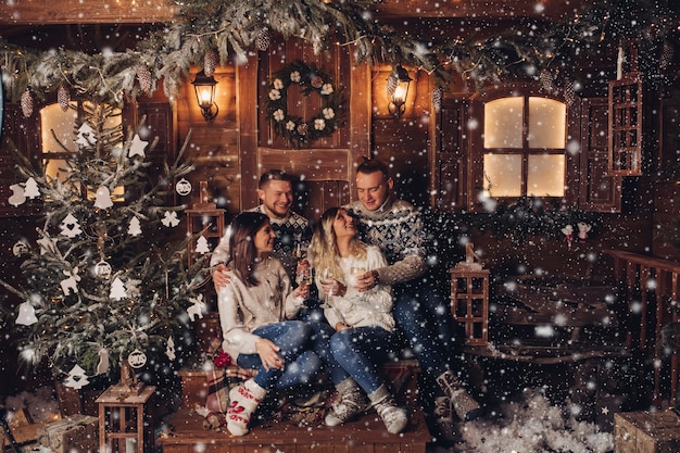 las parejas casadas son amigos un feliz año nuevo