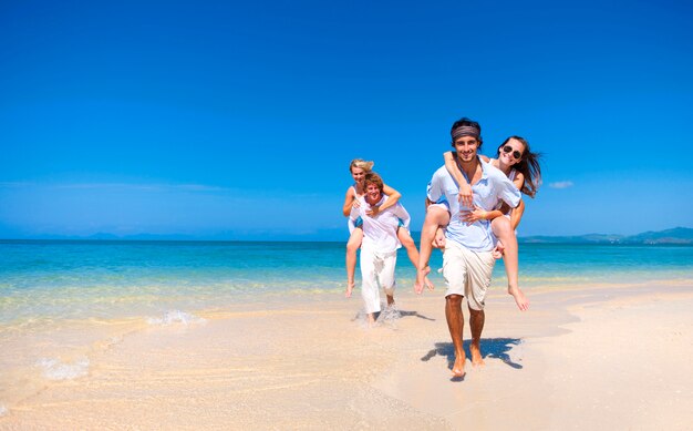 Parejas caucásicas en la playa