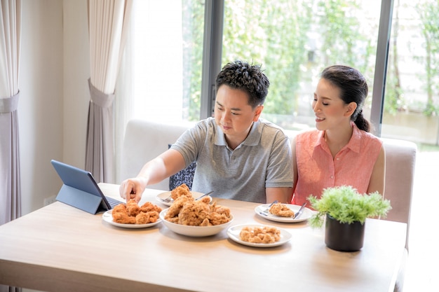 Parejas comiendo juntos