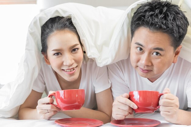 Parejas desayunando en la cama