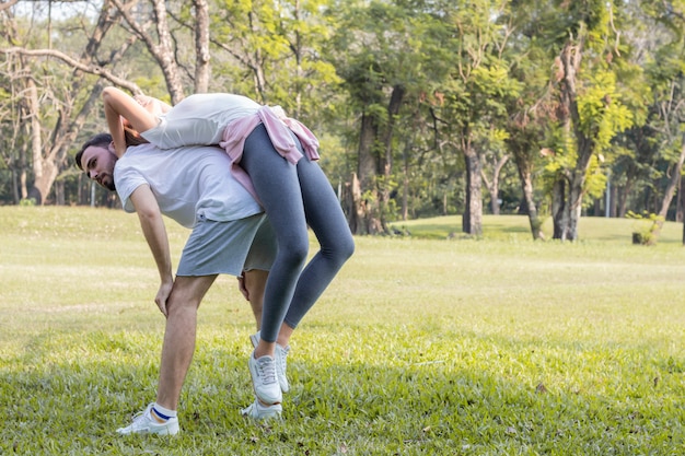 Las parejas están haciendo ejercicio en el parque.