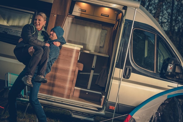 Las parejas felices y la caravana