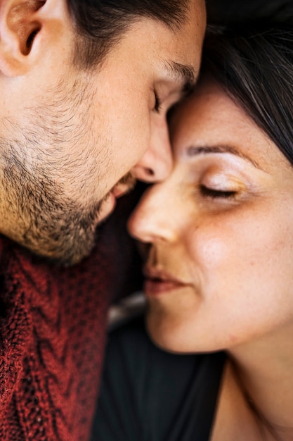 Foto parejas frotándose la nariz