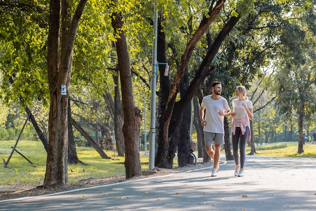 Parejas jóvenes corriendo en el parque.