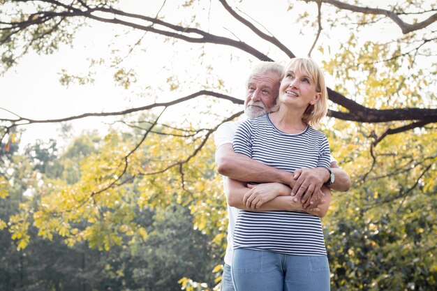 Las parejas mayores se abrazan y sonríen felices.