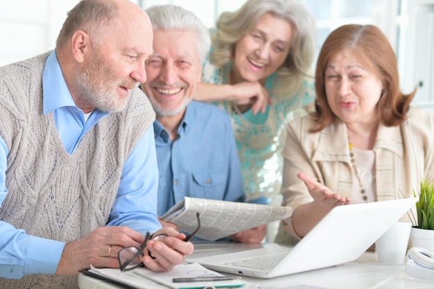 Parejas mayores leyendo el periódico