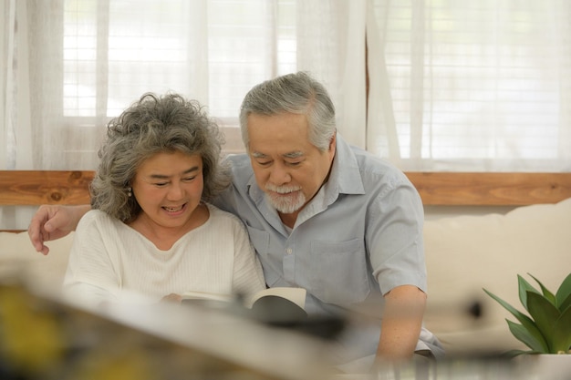 Las parejas mayores que viven felices juntas prestan atención una a la otra