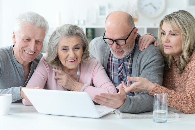 Parejas mayores usando laptop