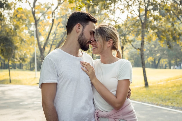 Las parejas se muestran amor en el parque.