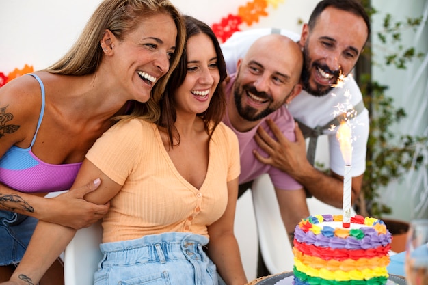 Foto parejas queer de estilo de vida celebrando cumpleaños