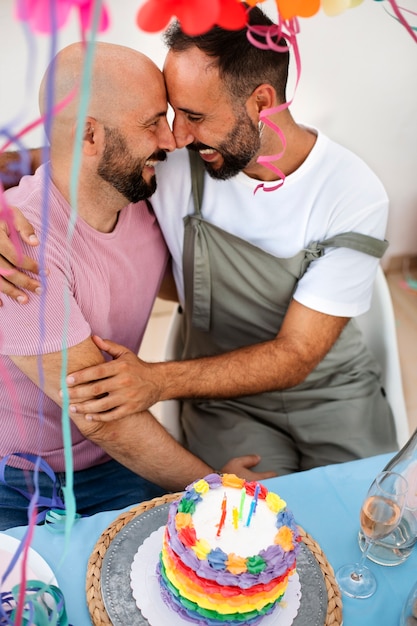 Foto parejas queer de estilo de vida celebrando cumpleaños