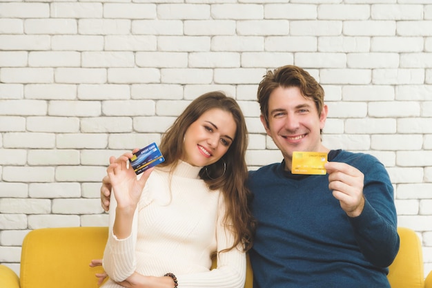 Parejas con tarjeta de crédito.