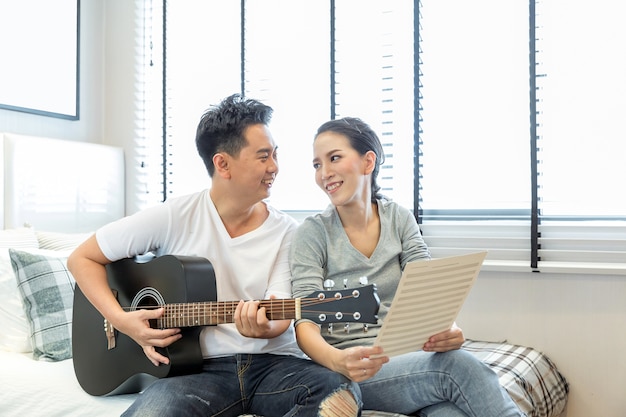 Parejas tocando la guitarra