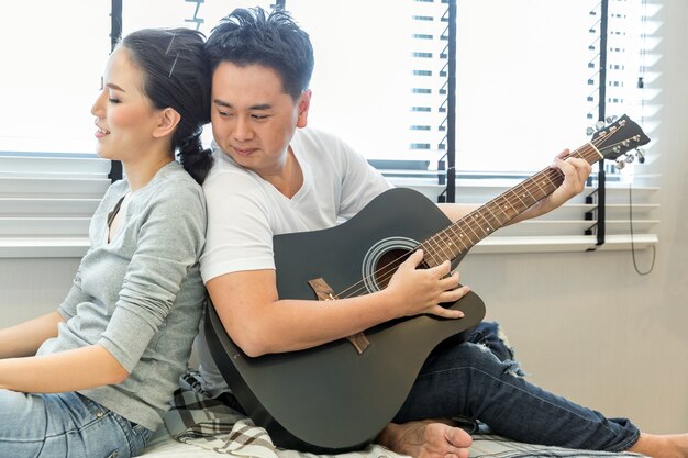 Parejas tocando la guitarra