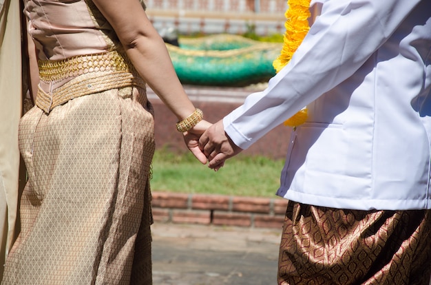 Parejas tomados de la mano